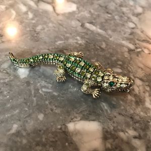 Gator lapel pin